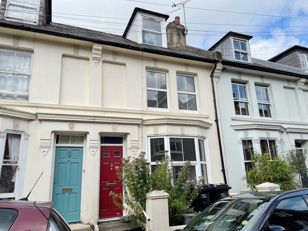 Lot: 4 - TERRACE HOUSE IN NEED OF REFURBISHMENT - View of front elevation from road